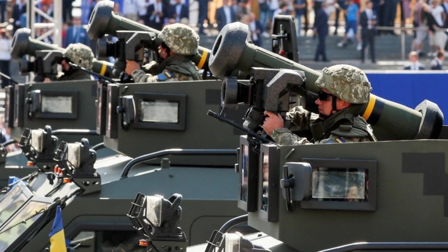 Mỹ, NATO bán vũ khí cho Ukraine: Tia lửa kích hoạt cuộc chiến mới với Nga?